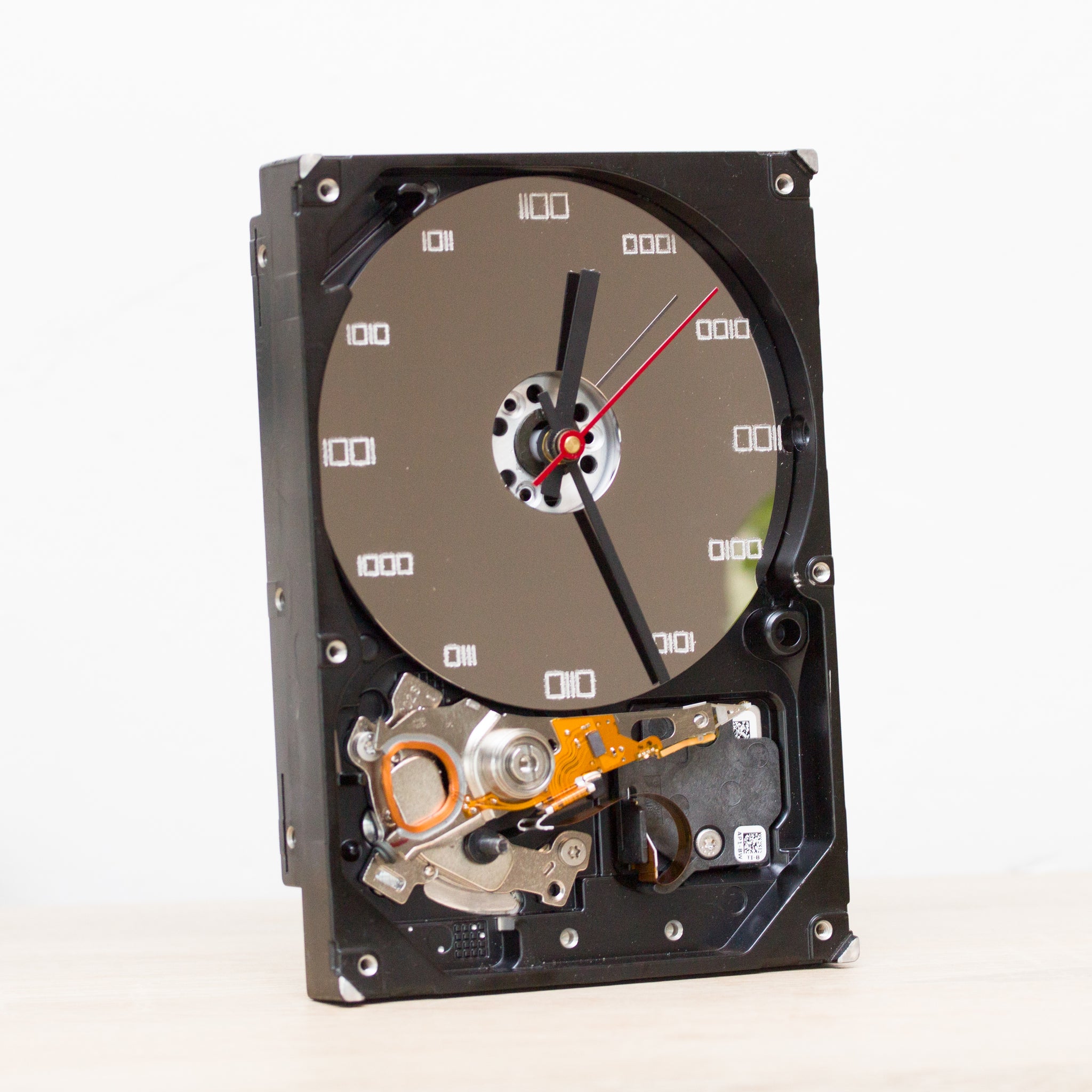 Desk clock made of recycled HDD drive