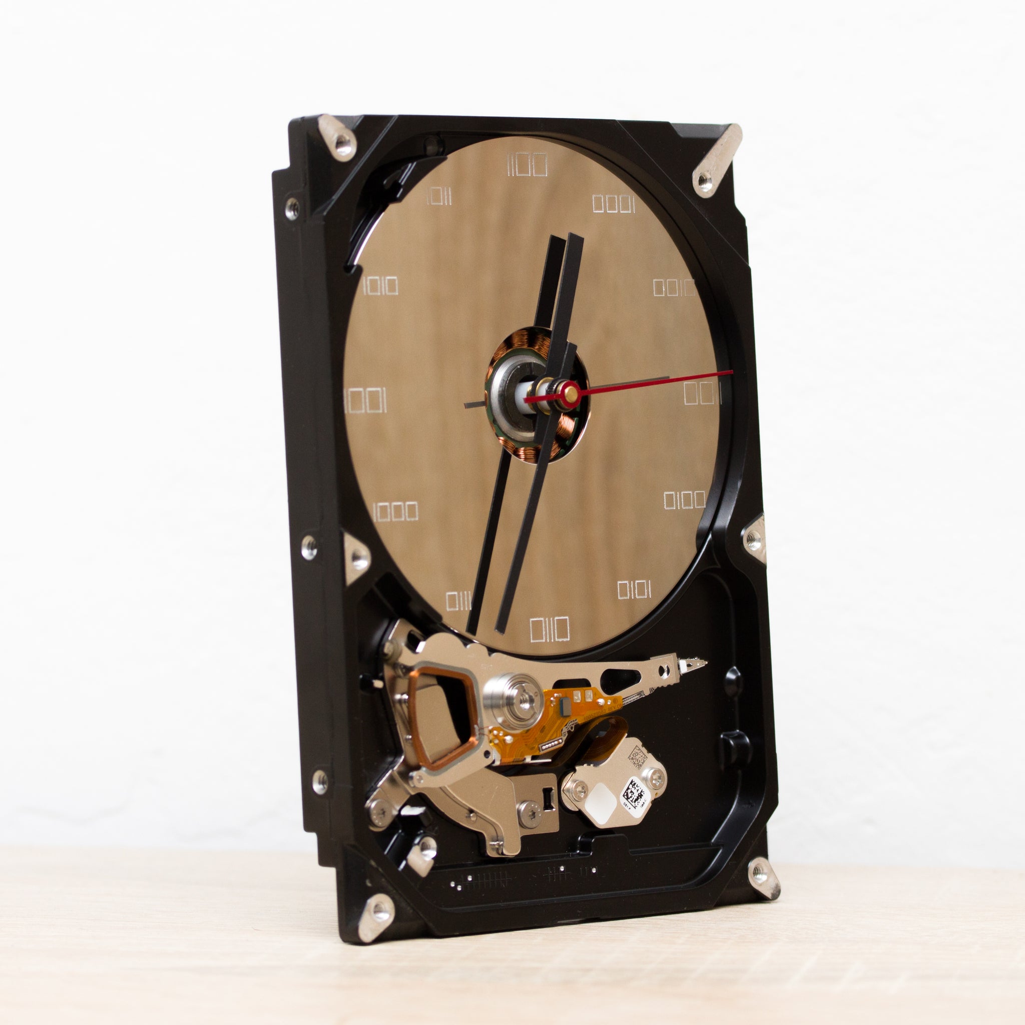 Clock for techie lover made of a recycled HDD