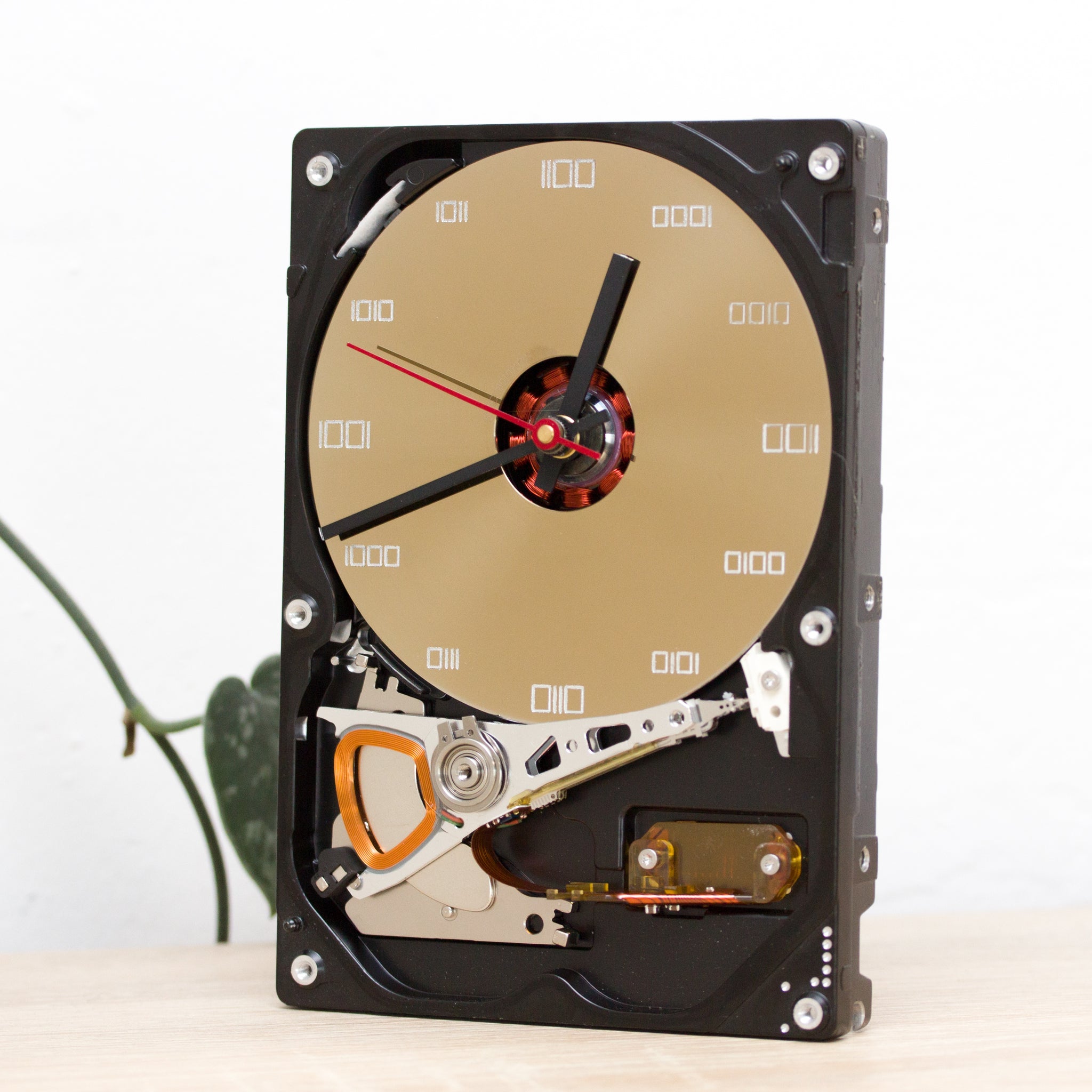 Clock for techie lover made of a recycled HDD