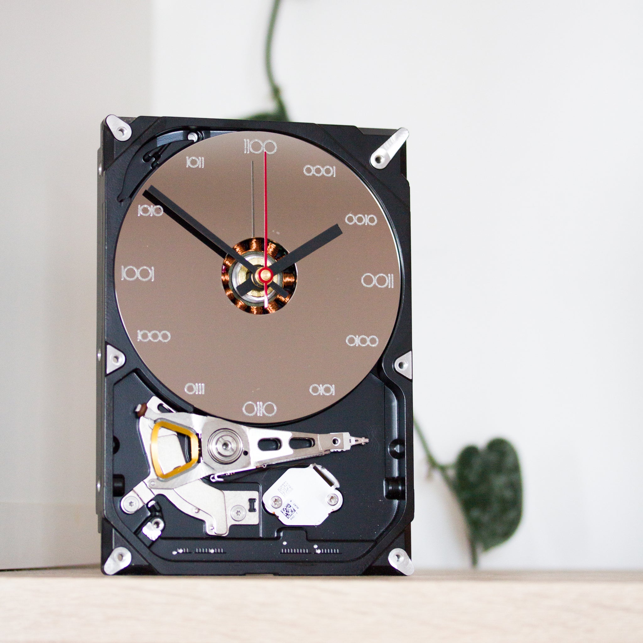 Desk clock made of recycled HDD drive