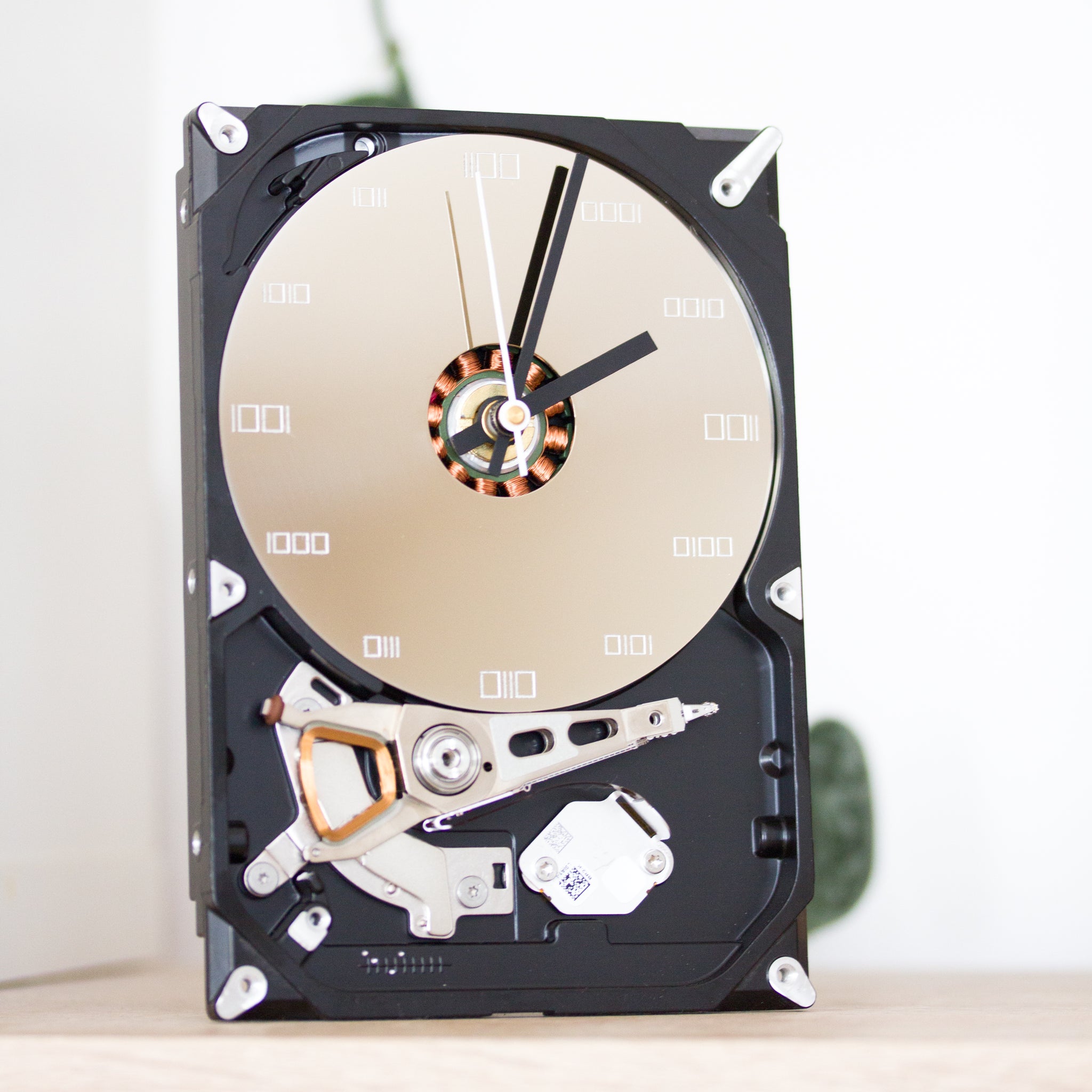 Desk clock made of recycled HDD drive