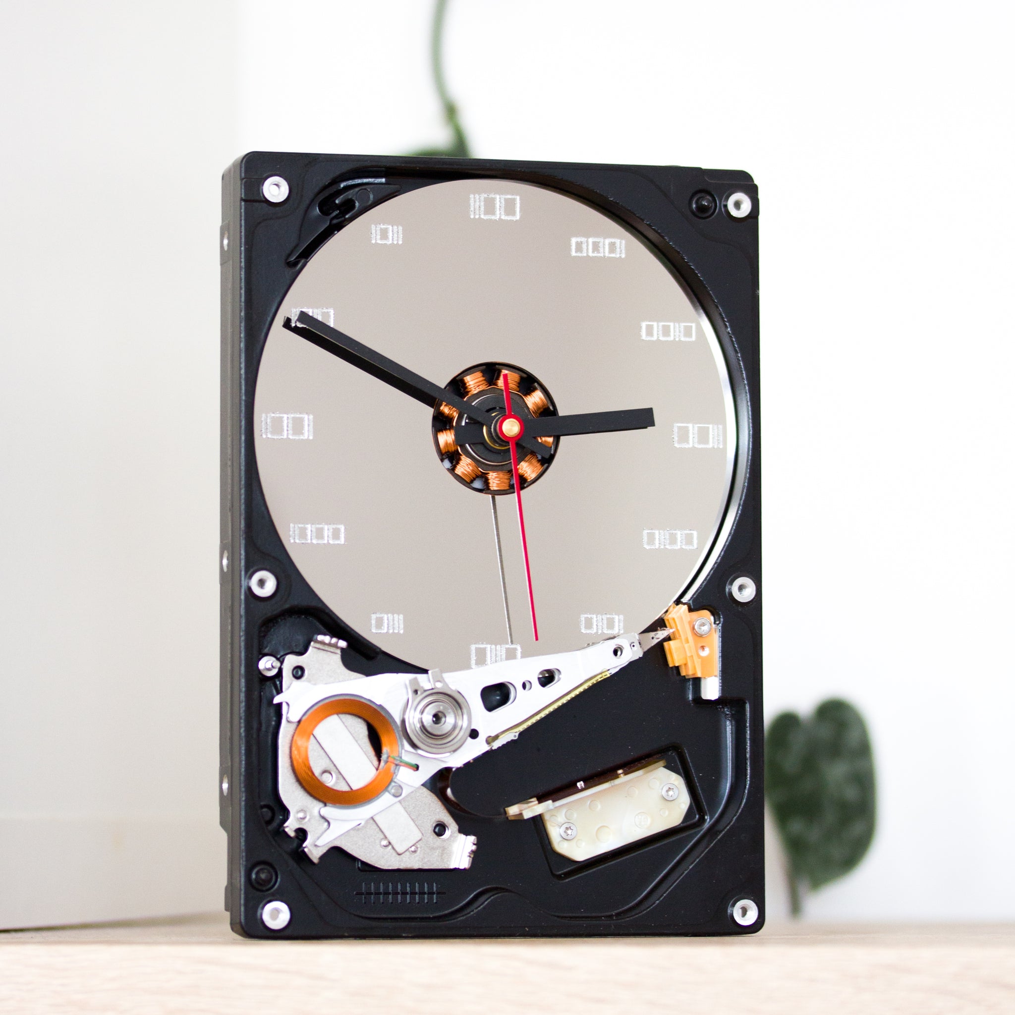Clock for techie lover made of a recycled HDD